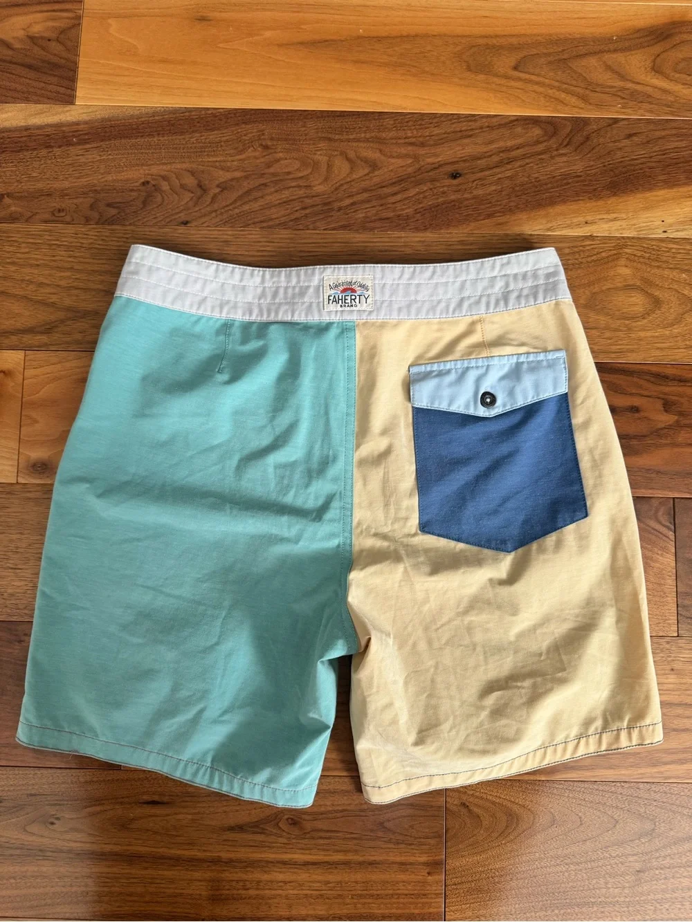 Faherty Fun Board short in Sumer Mix - 31